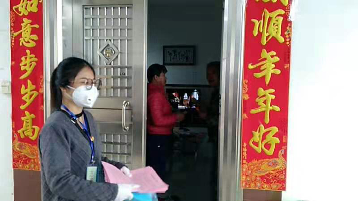上門向村民發(fā)放宣傳資料.jpg