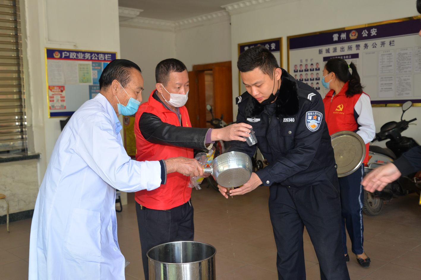 金碧園社區(qū)志愿者與雷州籍“廣東好人”李桂送中草藥湯到派出所.JPG