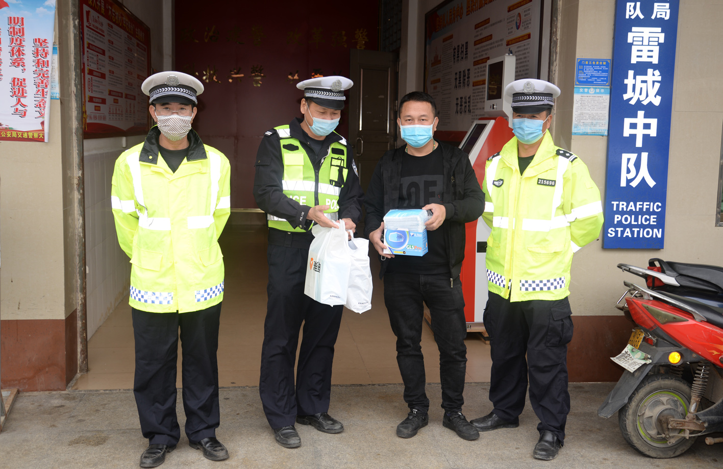 2月20日，雷州富隆雅迪電動(dòng)車(chē)城給雷州交警中隊(duì)捐贈(zèng)口罩300個(gè)，給雷州交警大隊(duì)捐贈(zèng)口罩200個(gè)。.JPG
