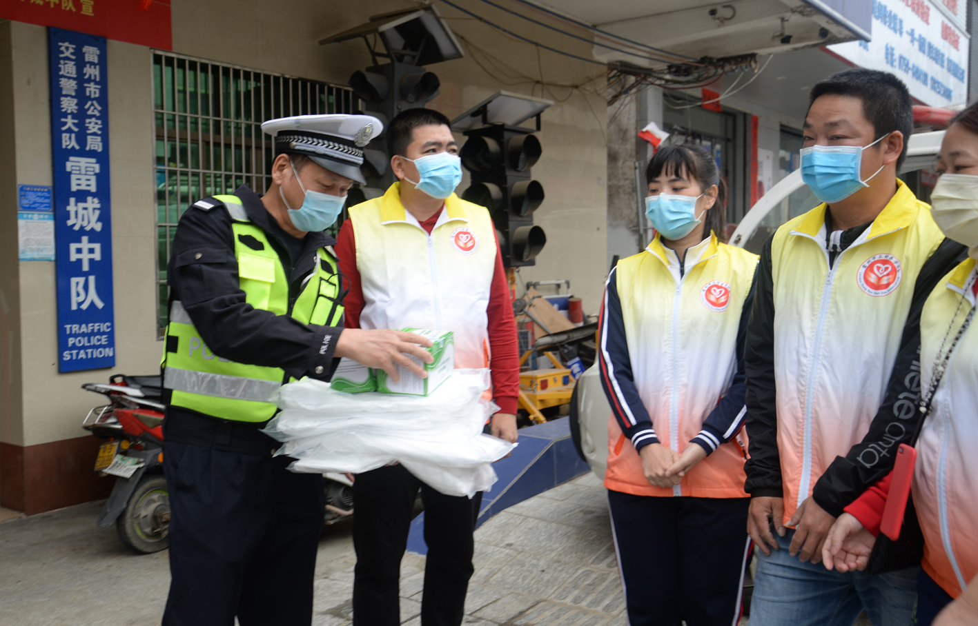經(jīng)團(tuán)雷州市委牽頭組織，市正好善學(xué)愛(ài)心協(xié)會(huì)給市交警中隊(duì)捐贈(zèng)5套防護(hù)服及100個(gè)口罩.JPG