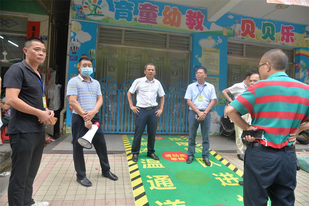 執(zhí)法人員對無證幼兒園的創(chuàng)辦者進(jìn)行法律法規(guī)宣傳和政策宣講.jpg