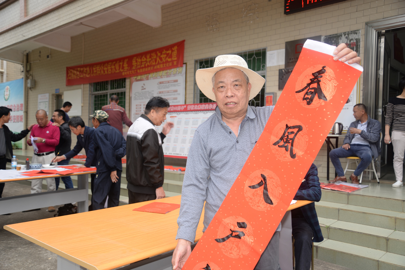 手捧大紅春聯(lián)歡喜不已.JPG