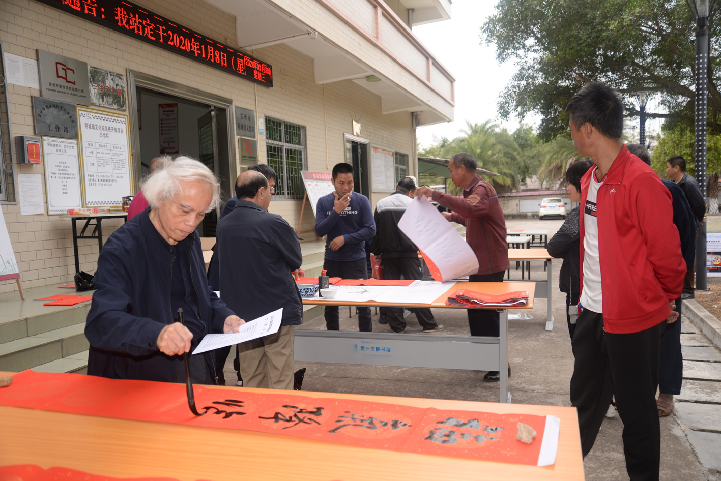 展紙潑墨，現(xiàn)場為群眾寫春聯(lián).JPG