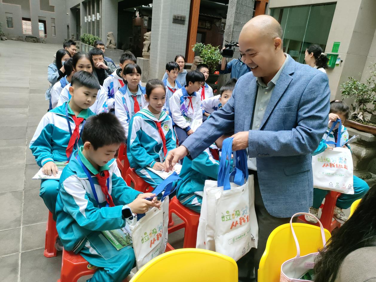 雷州市開展社區(qū)生活垃圾分類“共同締造”活動03.jpg