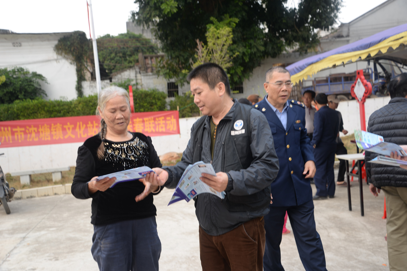 工作人員給群眾發(fā)放禁毒和掃黑除惡資料