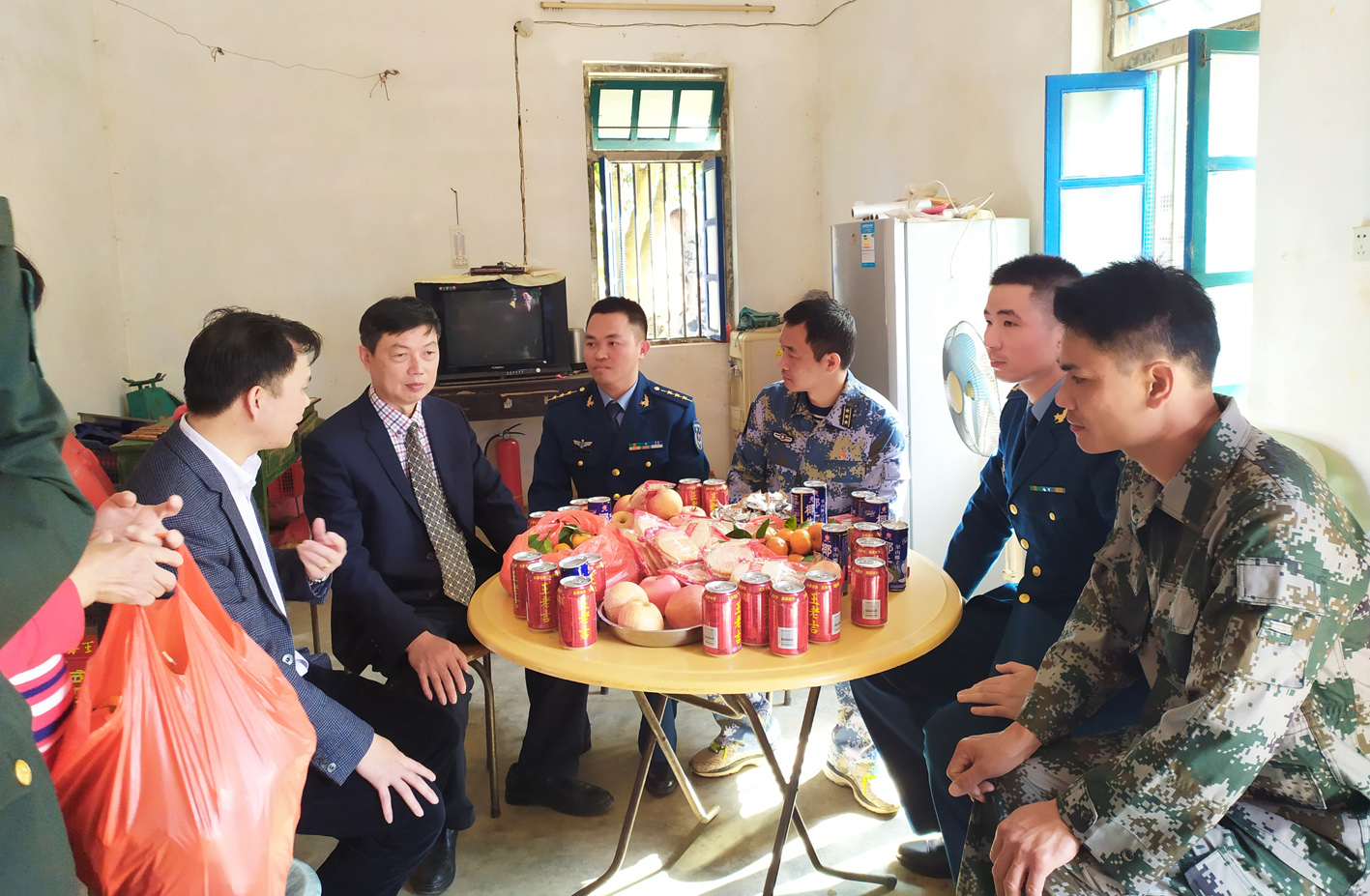 敬震海一行在楊龍山座談.jpg