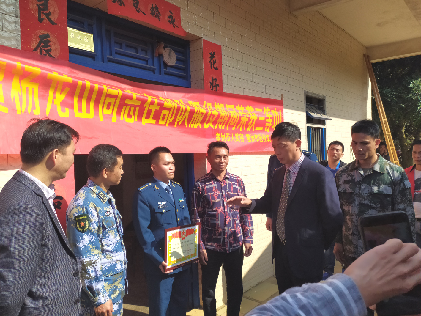 勉勵楊龍山在部隊再接再厲，奮發(fā)努力，再建新功.jpg