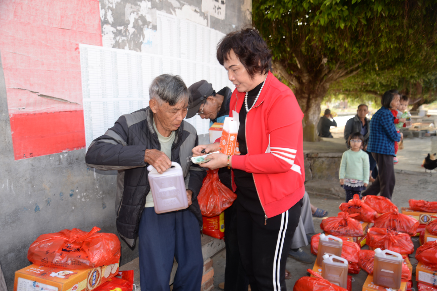 村民方大伯連聲稱贊“好人，珠姐！”.JPG