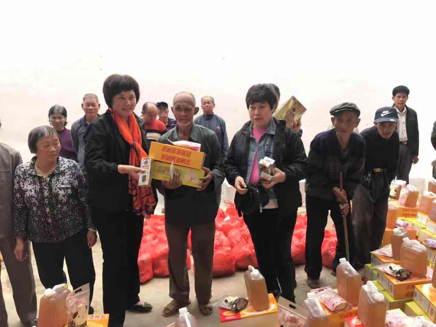 送上慰問品和慰問金.jpg