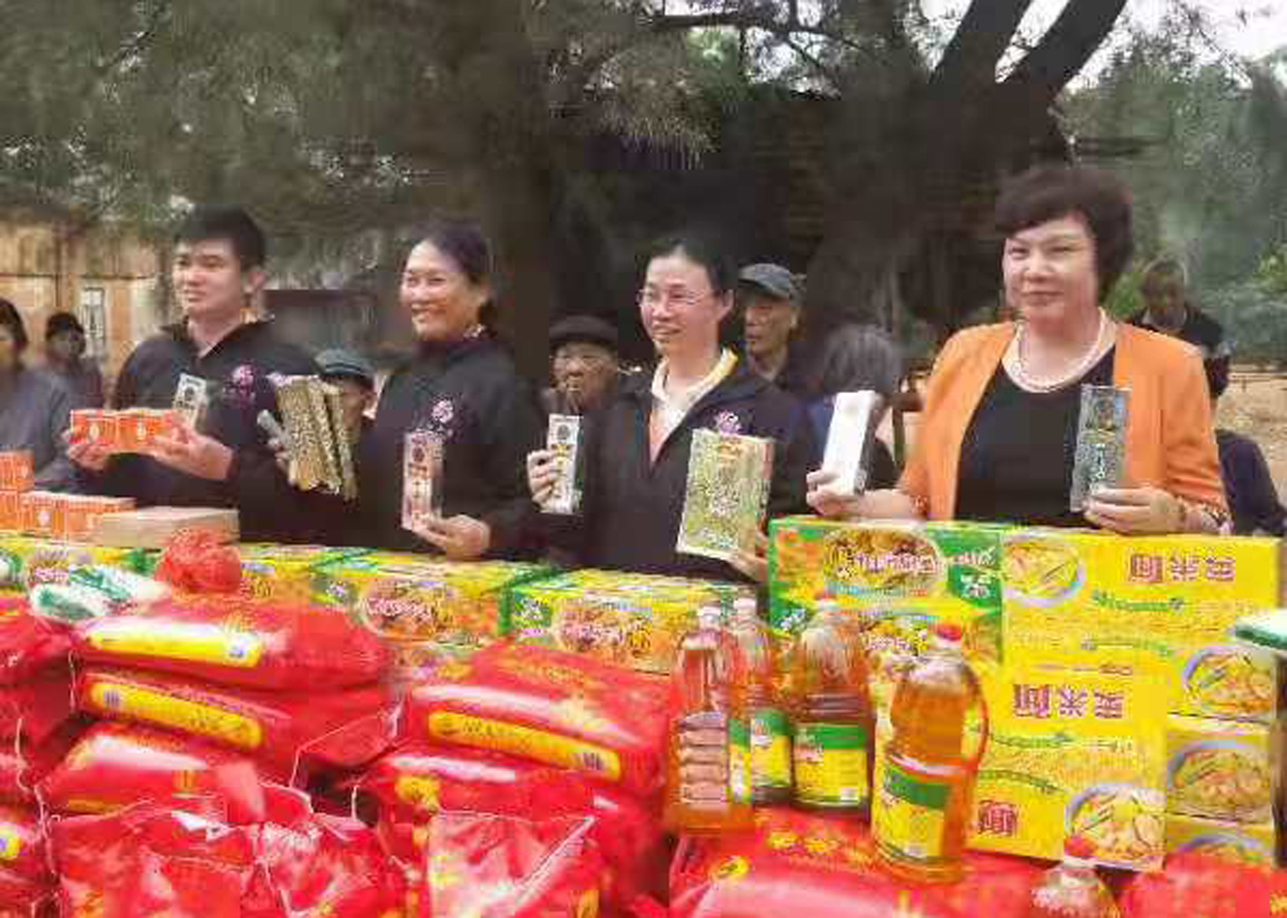 與雷州市人民政府副市長陳玉虹下鄉(xiāng)慰問孤寡老殘.jpg