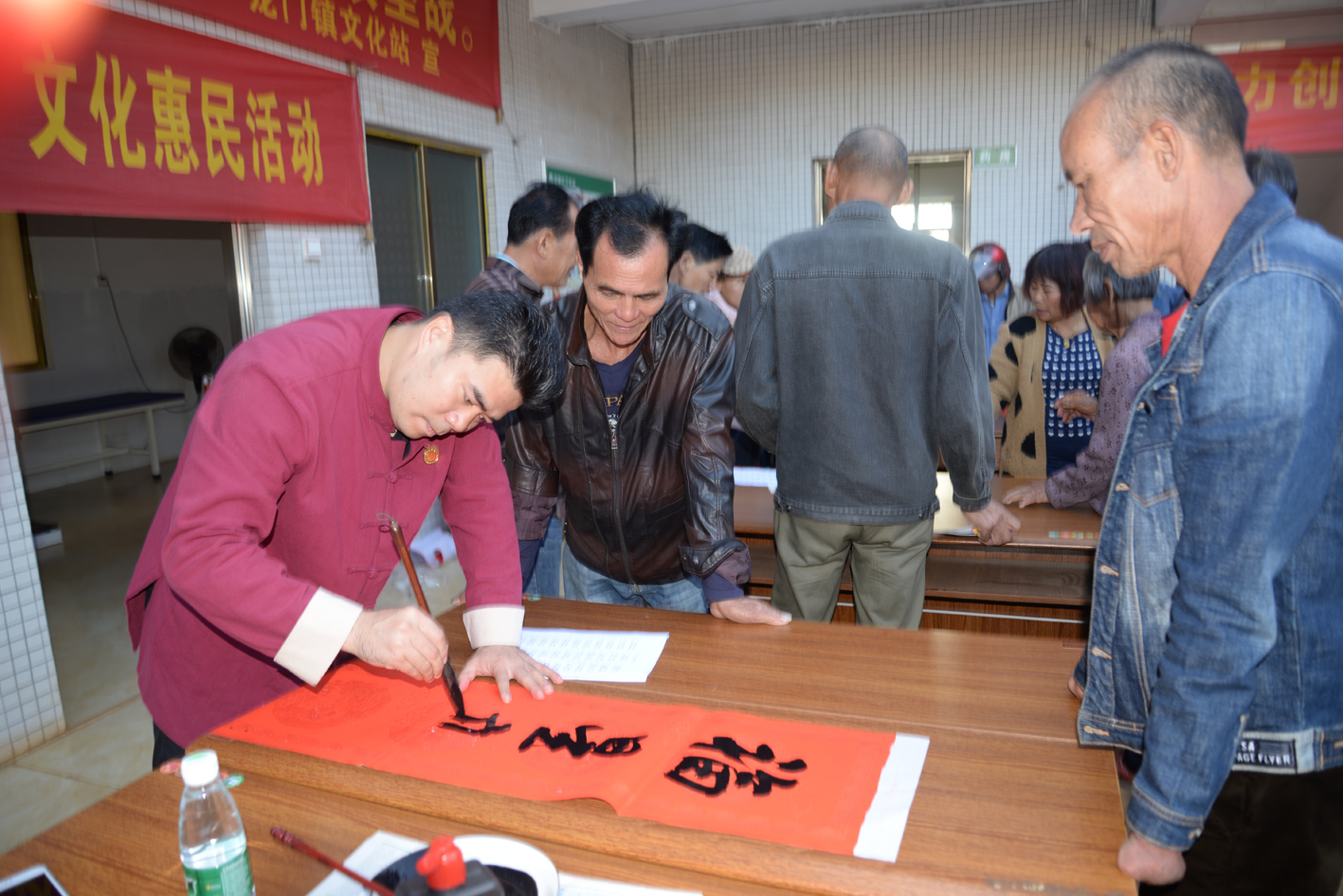 現(xiàn)場揮毫寫春聯(lián).JPG