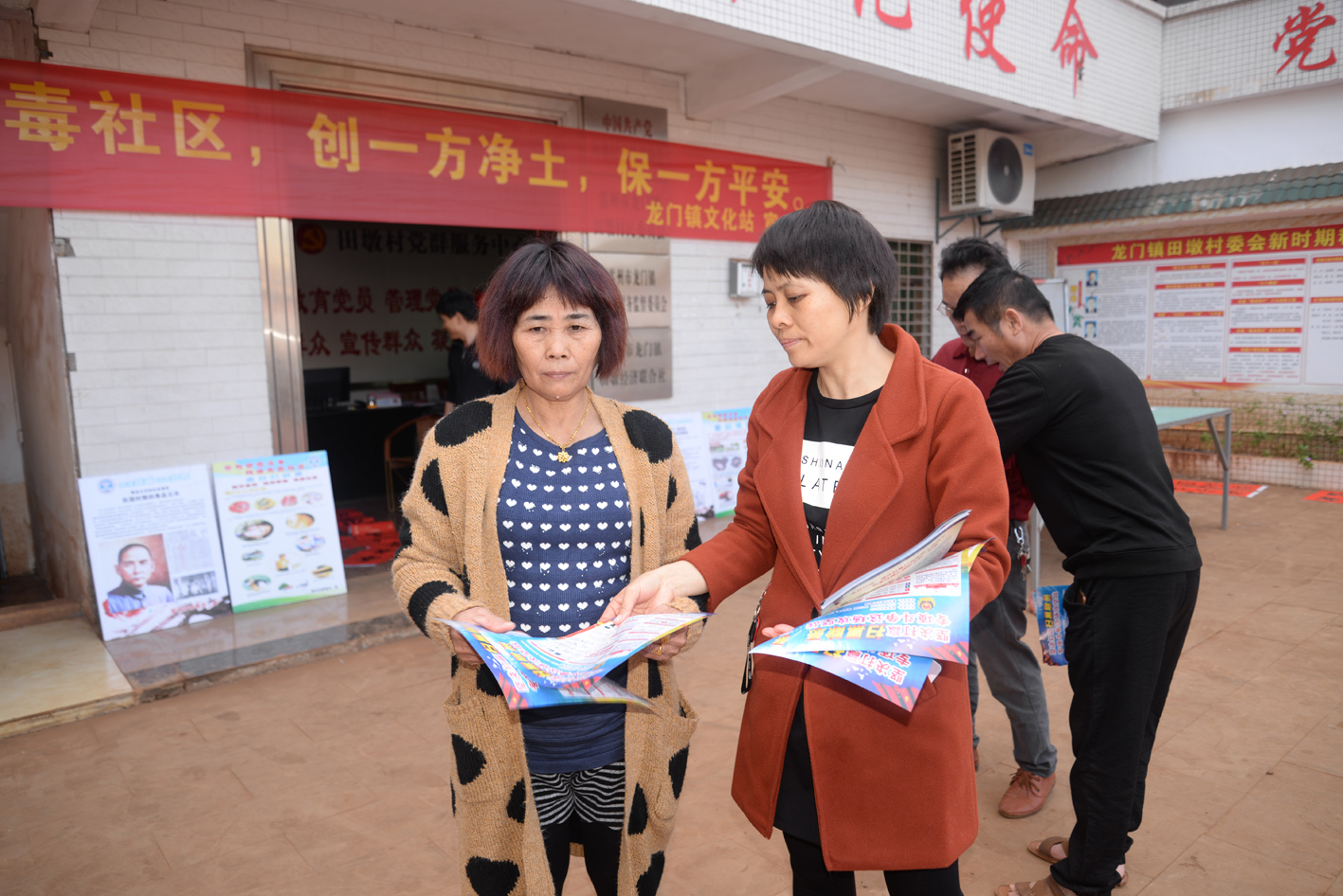 向群眾宣傳禁毒知識.JPG
